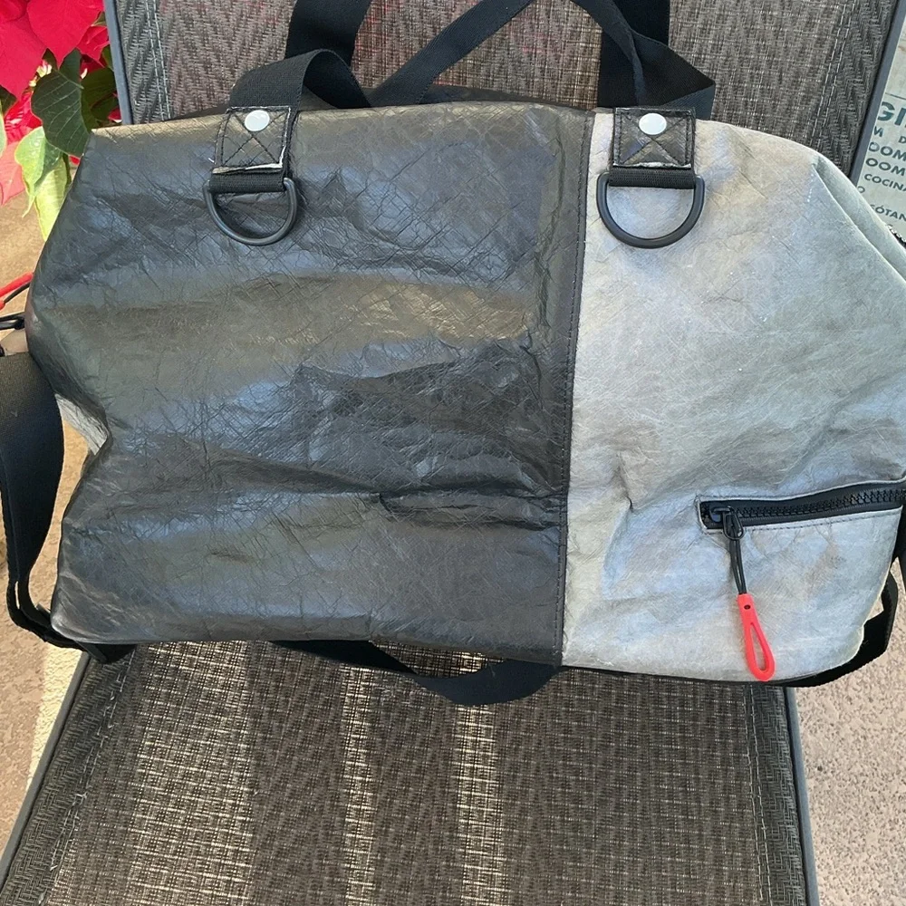 Sherpani Cali Tyvek Black/Gray Weekender Bag
